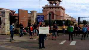 Levantaron el corte en el casino de Neuquén, pero irán a Casa de Gobierno