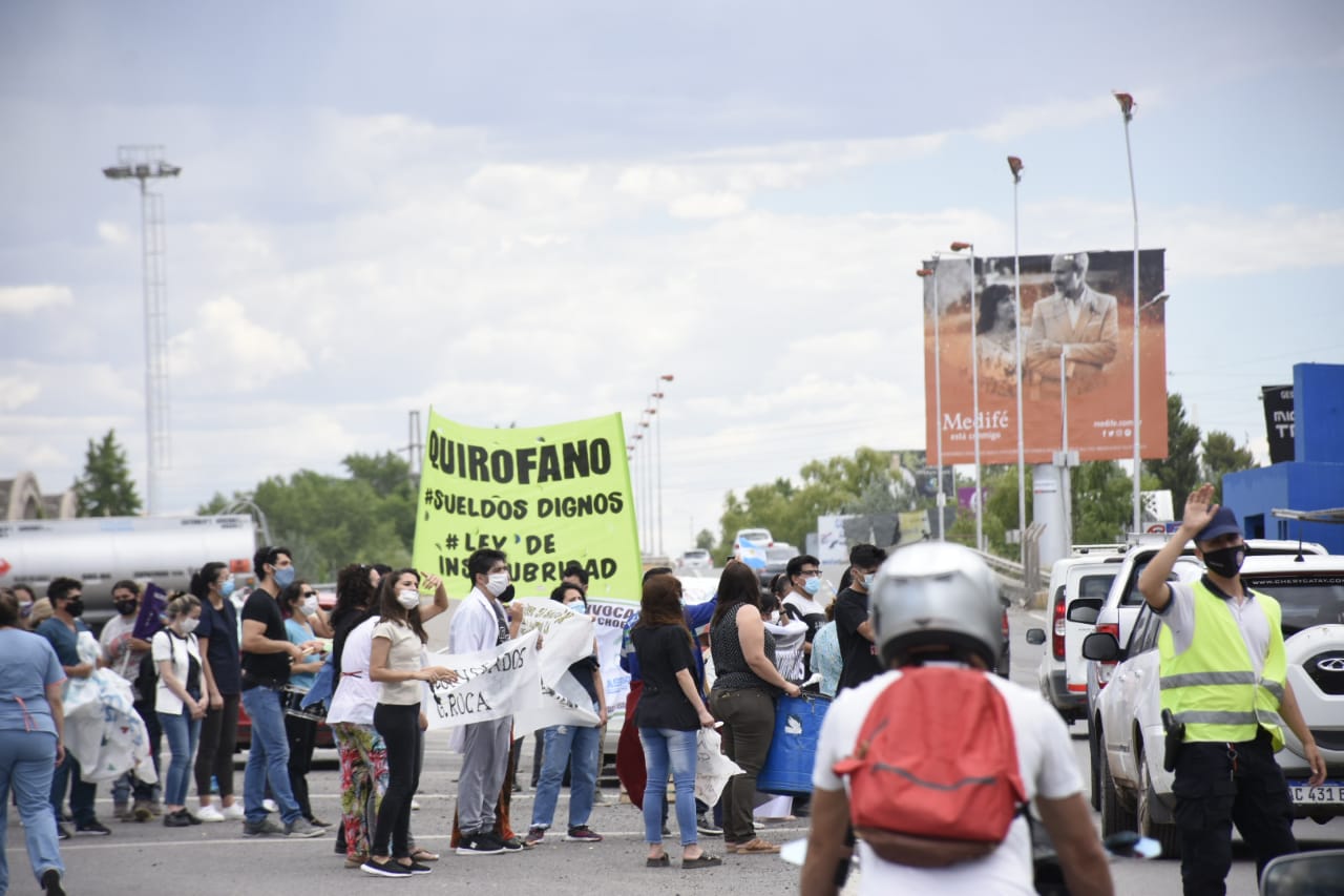 Los trabajadores que no se sienten representados por ATE ni por UPCN llevaron sus reclamos a la zona de los puentes. (Foto: Florencia Salto)