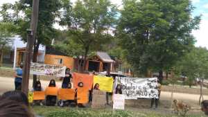 Varvarco protestó contra la prisión domiciliaria de un acusado por abuso sexual