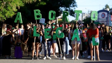 La marcha en Viedma pasó frente a los edificios provinciales, la Justicia y la Catedral. Foto: Marcelo Ochoa.