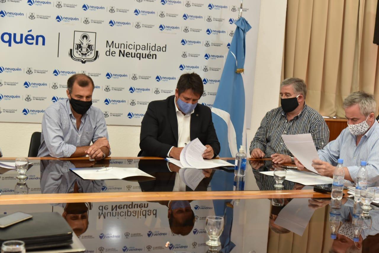 El intendente Mariano Gaido firmó esta mañana el acuerdo con autoridades del barrio cerrado Rincón Club de Campo. Foto: Gentileza. 