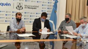 Gaido firmó el acuerdo con el country Rincón Club para liberar la costa del río