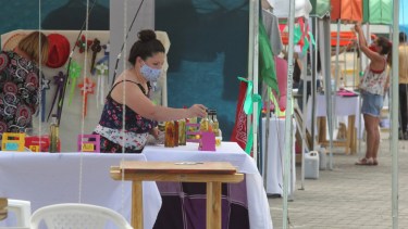 La feria de emprendedores en su segunda jornada hoy frente a la Legislatura (foto Oscar Livera)