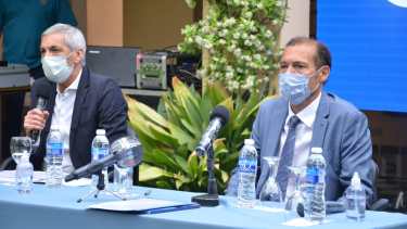 El gobernador Gutiérrez y el ministro Pons encabezaron el anuncio esta tarde en Casa de Gobierno. Foto: Yamil Regules.