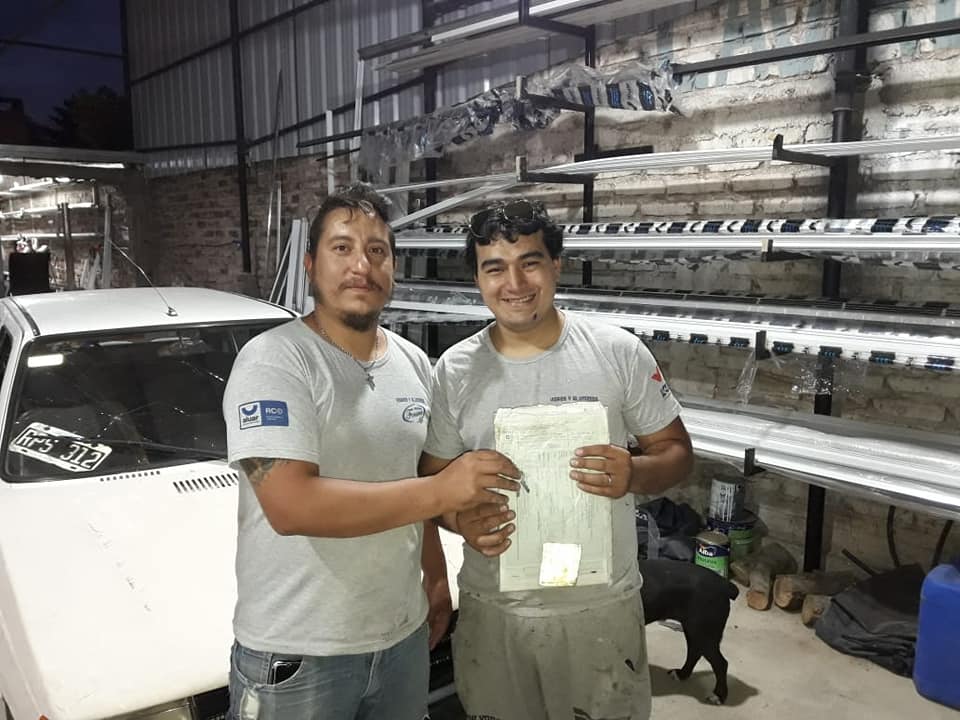 Eduardo Fonseca le regalóun auto a su empleado Franco, por su gran desempeño a lo largo de cinco años. (Foto: Gentileza).