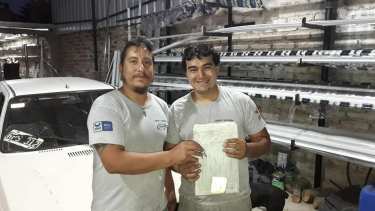 Eduardo Fonseca le regalóun auto a su empleado Franco, por su gran desempeño a lo largo de cinco años. (Foto: Gentileza).