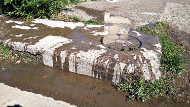 Desbordan los líquidos cloacales desde las bocas de inspección y van a parar al río Negro.