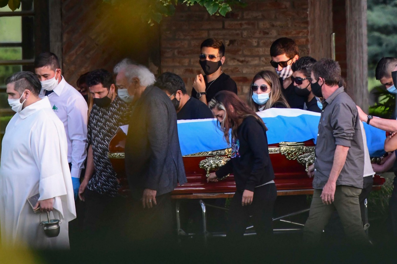 Los íntimos, entre ellos Coppola y sus hijas, trasladan el féretro de Maradona. 