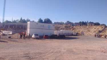 Unos 30 desocupados bloquean el ingreso a una empresa de Neuquén tras que no cumpliera su compromiso por abrir fuentes de trabajo. (Foto: Gentileza).