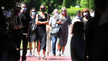 Familiares y amigos se acercaron al cementerio Memorial.  Foto: gentileza Infobae.-