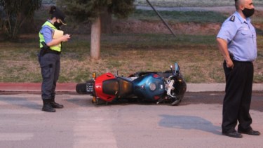 Un hombre derrapó en su motocicleta chocó contra un árbol y murió en Centenario. (Foto: Gentileza Centenario Digital).