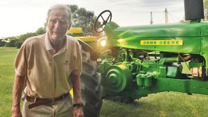 Sorprendió a su padre de 91 años al llevarle su viejo tractor restaurado