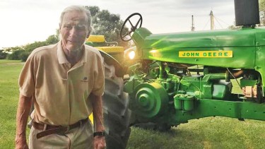 Sorprendió a su padre de 91 años al llevarle su viejo tractor restaurado