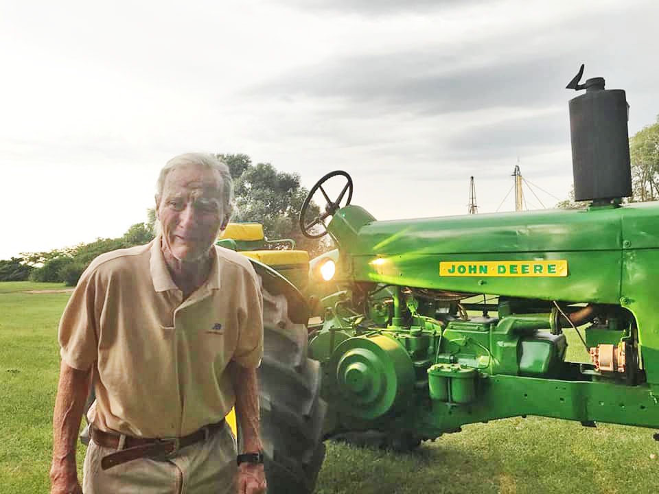La emoción de don Pedro Tomás Bovetti, de 91 años, al ver a su viejo tractor restaurado. Ocurrió el último viernes en Alejandro Roca, 280 km al sur de Córdoba capital. 