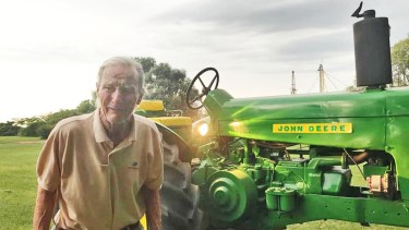 La emoción de don Pedro Tomás Bovetti, de 91 años, al ver a su viejo tractor restaurado. Ocurrió el último viernes en Alejandro Roca, 280 km al sur de Córdoba capital. 