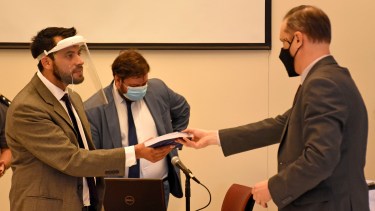 El defensor Elio García, el fiscal Agustín García y el juez Lucas Yancarelli en la audiencia de selección de jurados. Foto Florencia Salto.