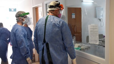 El monitoreo de los pacientes internados es constante. Centro covid. hospital Bouquet Roldán. (FOTO: Florencia Salto)