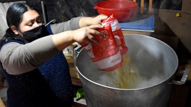 La brecha de ingresos totales entre varones y mujeres en Argentina es del 29%. En el sector informal supera el 35,6% promedio. Foto Florencia Salto.