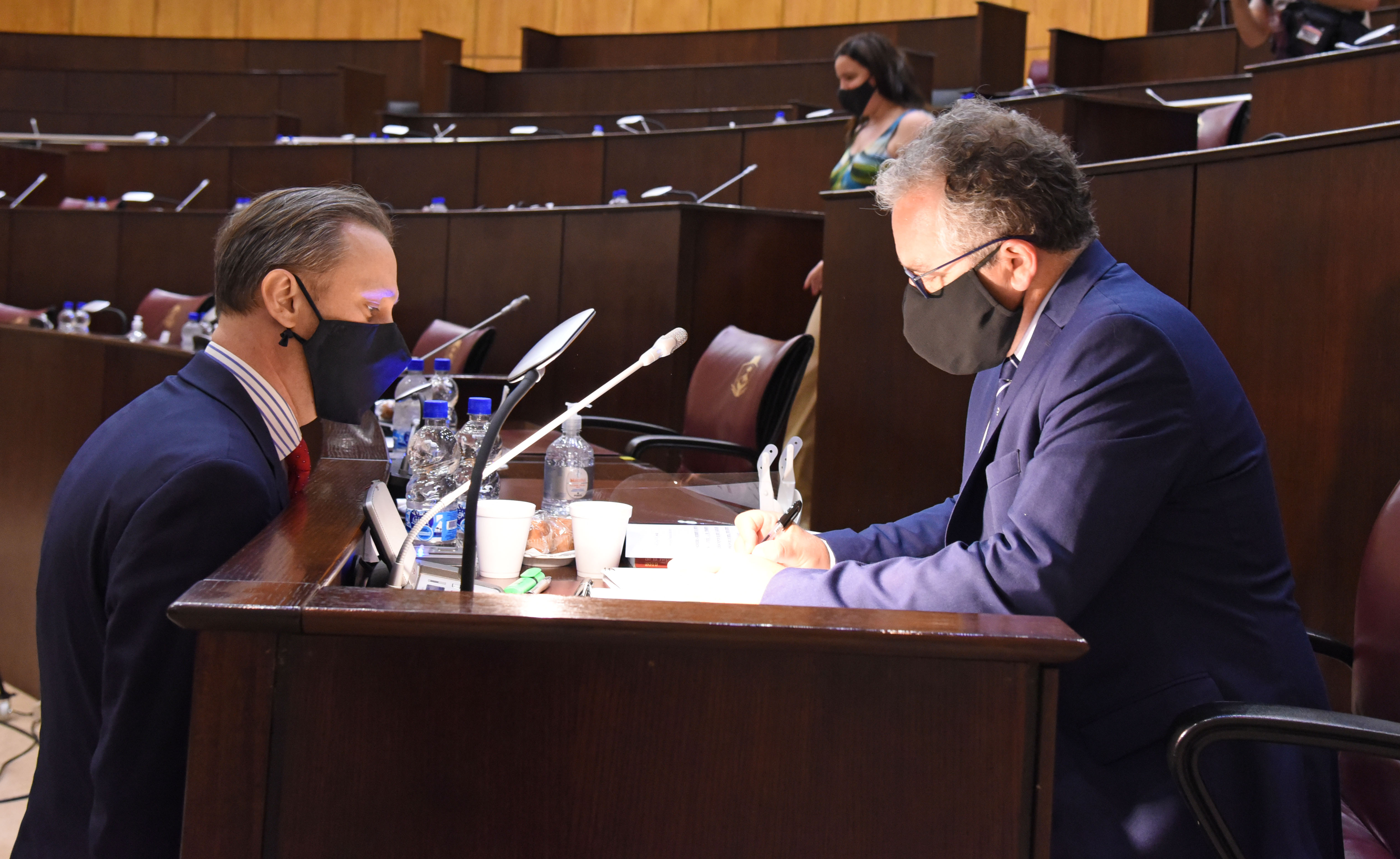 El fiscal Agustín García y el abogado querellante Marcelo Hertzriken Velasco en la audiencia de juicio. Foto Florencia Salto.