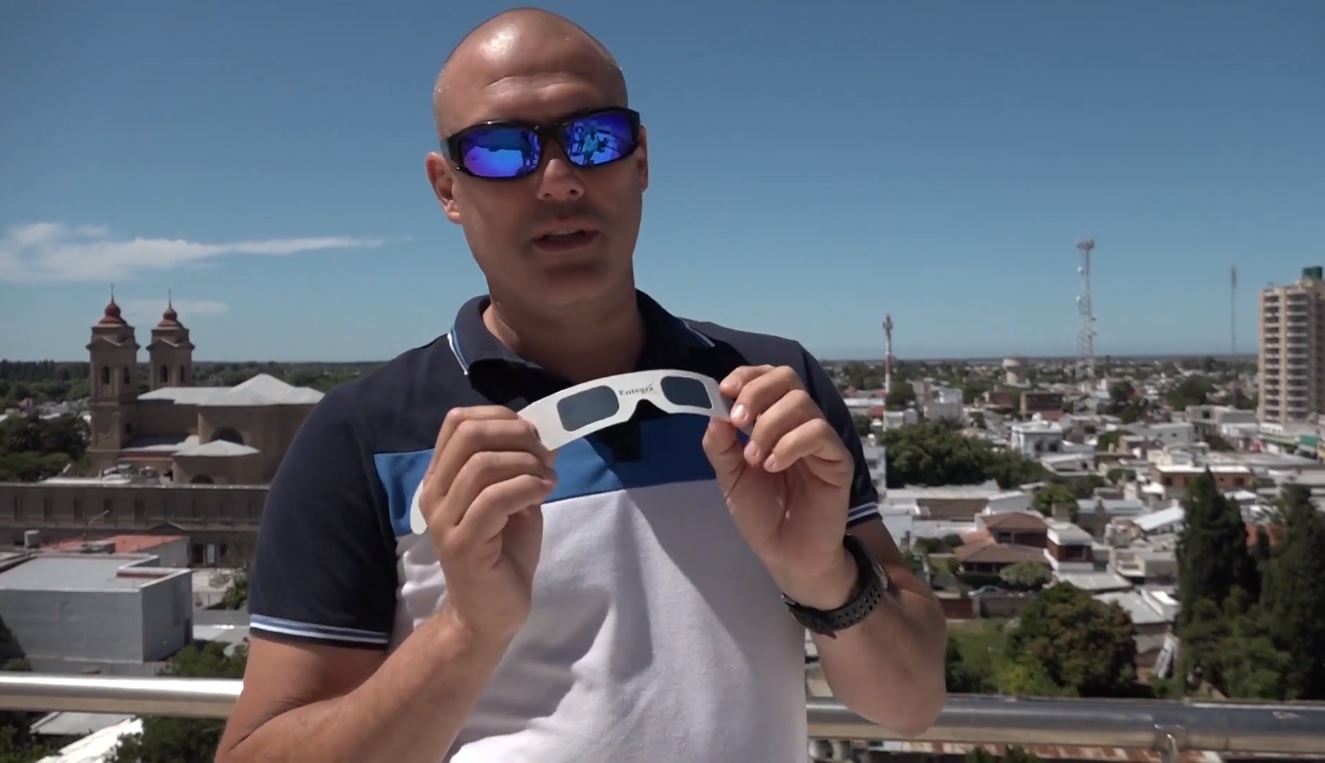 El científico Juan Facundo Albacete enseña sobre cómo utilizar los lentes especiales.