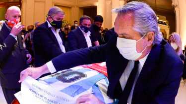 El presidente participó del velorio de Maradona. 