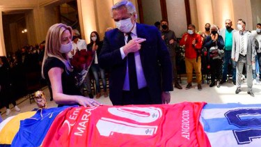 Alberto Fernández visitó el féretro de Diego a la mañana.