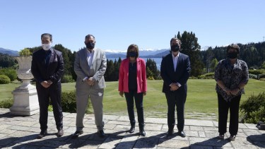 La gobernadora Carreras hizo anuncios el viernes junto a los intendentes de ciudades turísticas (Alfredo Leiva)