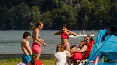 Las playas de San Martín de los Andes lucieron con gran afluencia de locales durante el fin de semana. (Foto: Patricio Rodríguez)