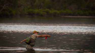 Ya se vendieron más de 8.000 permisos de pesca en Neuquén. (Foto: Patricio Rodríguez)
