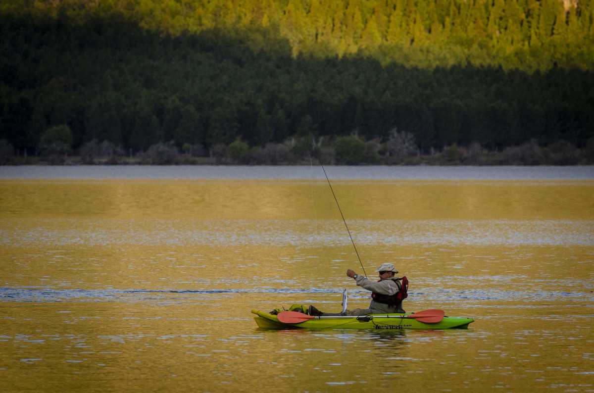 La pesca es una de las actividades permitidas en San Martín de los Andes. Foto: Patricio Rodriguez
