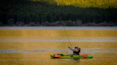 La temporada de pesca  comenzó en Neuquén con más de 6000 permisos vendidos en una semana. (Foto: Patricio Rodríguez)