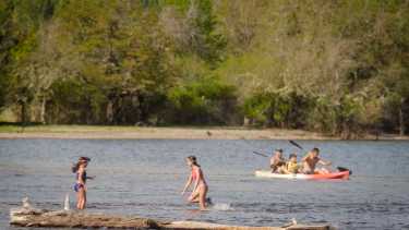  San Martín de los Andes es una de las localidades que espera recibir a los visitantes. (Foto: Patricio Rodríguez).