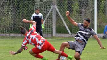 En un típico partido de pretemporada, Cipo y el Rojo jugaron un encuentro trabado y deslucido. Los neuquinos fueron competitivos. (Foto: Yamil Regules)