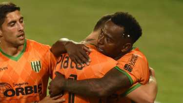 Mauricio Cuero volvió a marcar para Banfield, que es la sensación del torneo.