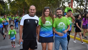 Fabián junto al exconcejal Horacio Pierucci y la edil Flavia Boschi en la última Corrida de Cipolletti. 