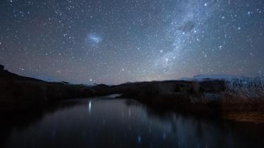 Los cielos de Aluminé desde el puente del Rahue. Foto: Matías Cordero vía Secretaría de Turismo de Aluminé.