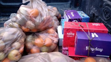 Distribuyeron alimentos y calzado para familias vulnerables. Foto: gentileza.