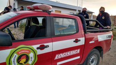 Un móvil de bomberos recorrió las calles de Comallo llevando la "ayuda" a cada familia beneficiada. Foto: Gentileza.