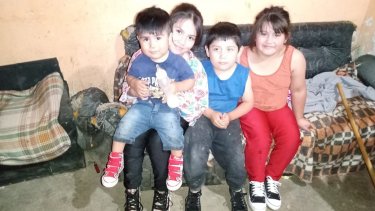 Los niños lucen el nuevo calzado. Foto: gentileza. 