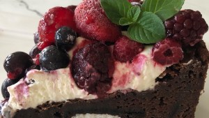 Torta brownie-oreo y frutos rojos