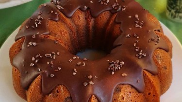 Budín de banana y maní con glaseado de cacao amargo