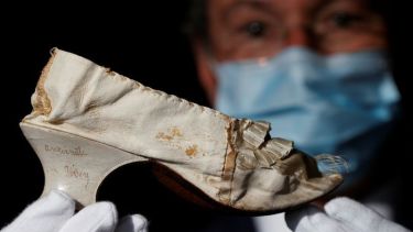 El subastador Jean-Pierre Osenat muestra el zapato que perteneció a la reina María Antonieta. Foto: Christian Hartmann para Reuters.-
