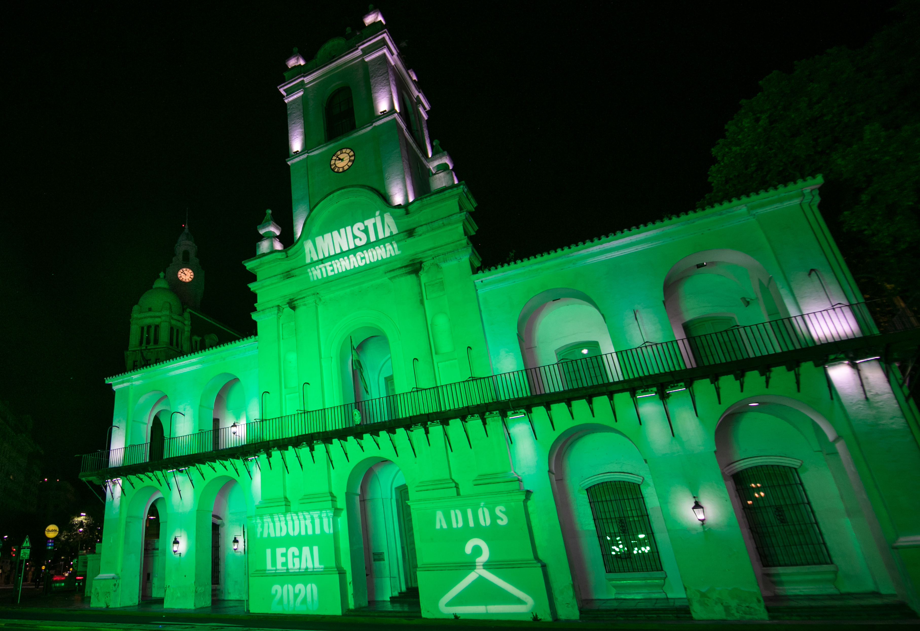 Amnistía Internacional iluminó el cabildo de verde para reclamar por el Aborto Legal. 