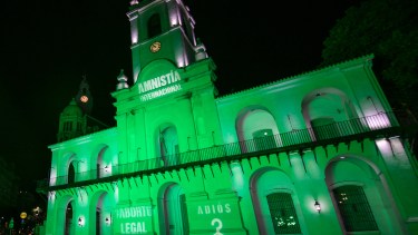 Amnistía Internacional iluminó el cabildo de verde para reclamar por el Aborto Legal. 