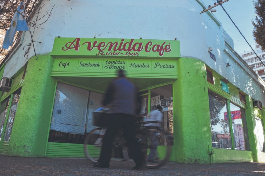 Los gastronómicos quieren evitar el cierre de más locales como el clásico Café Avenida. Piden trabajar de lunes a domingo de 8 a 24 horas.