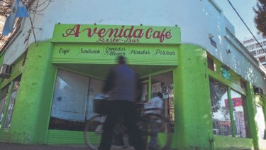 Los gastronómicos quieren evitar el cierre de más locales como el clásico Café Avenida. Piden trabajar de lunes a domingo de 8 a 24 horas.