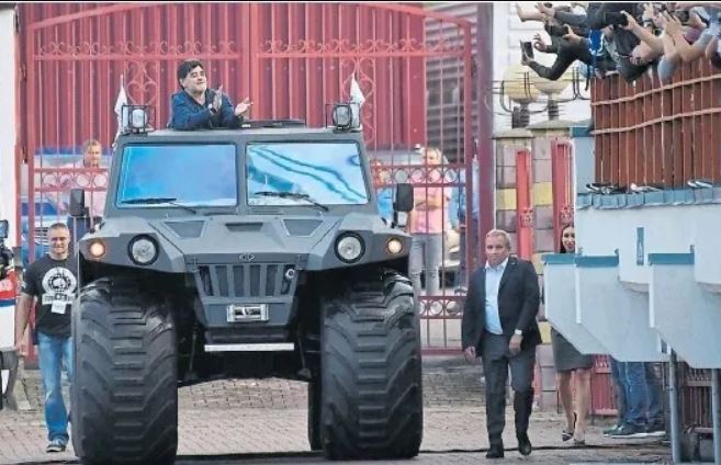 En Bielorrusia, donde fue presidente honorario del club Dínamo Brest, Maradona recibió como regalo un anillo de brillantes de 300.000 euros y un tanque anfibio diseñado por el ejército, de 2,61 metros de altura, 4,50 metros de largo y 2,3 toneladas de peso
