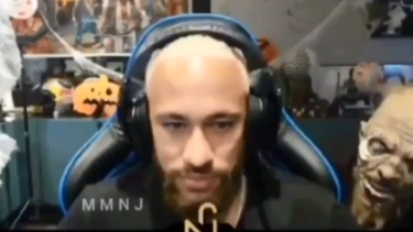 Neymar fue sorprendido por un amigo con una máscara durante una transmisión. Foto: Captura video