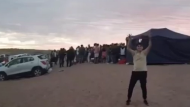 Las fotos muestran a un grupo reunido sin distanciamiento ni uso de barbijos. Foto: Captura de video