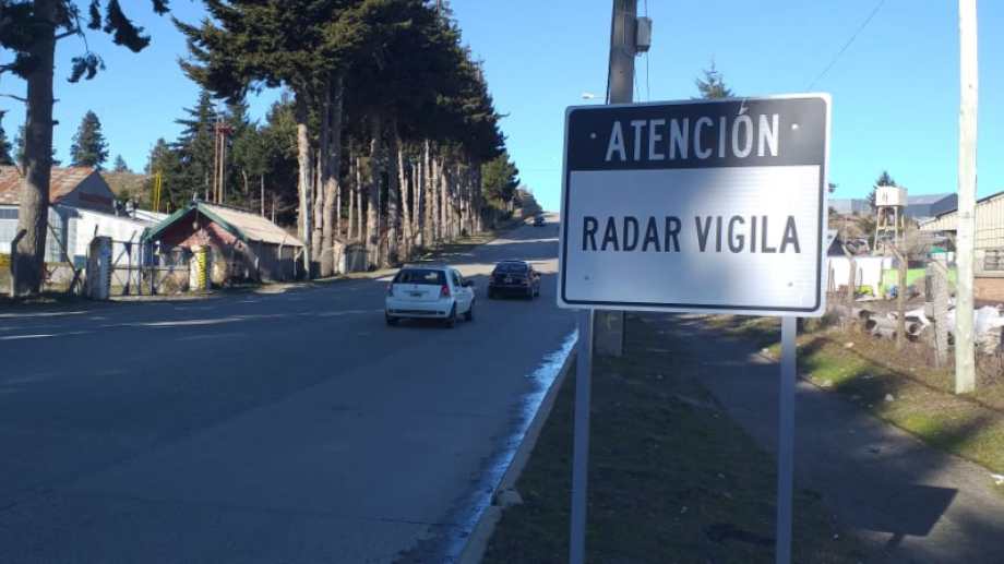 En Bariloche se reiteran los reclamos por las fotomultas que se generan con radares móviles y semáforos. Foto: Archivo